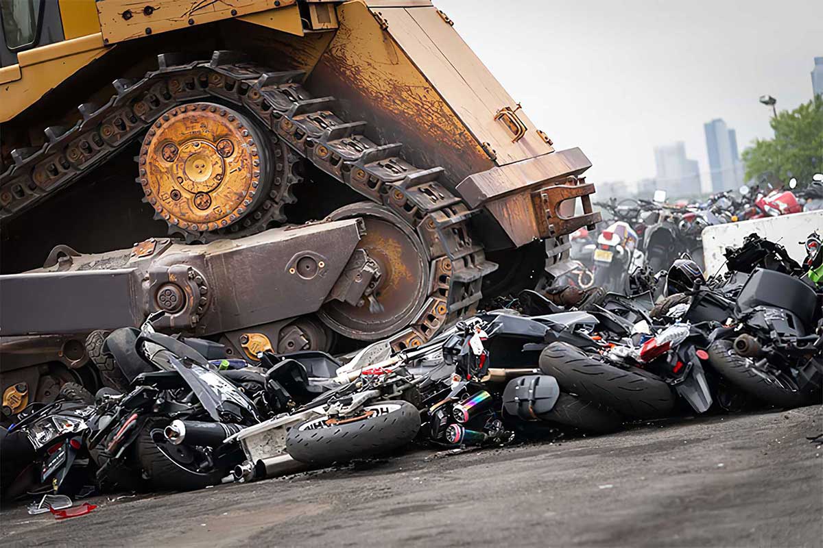 Video: New York ‘bulldozert’ 900 motorcycles