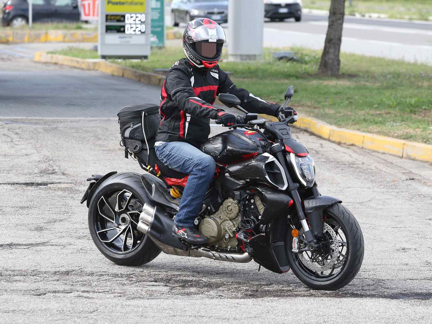 Ducati Diavel V4 gespot op straat