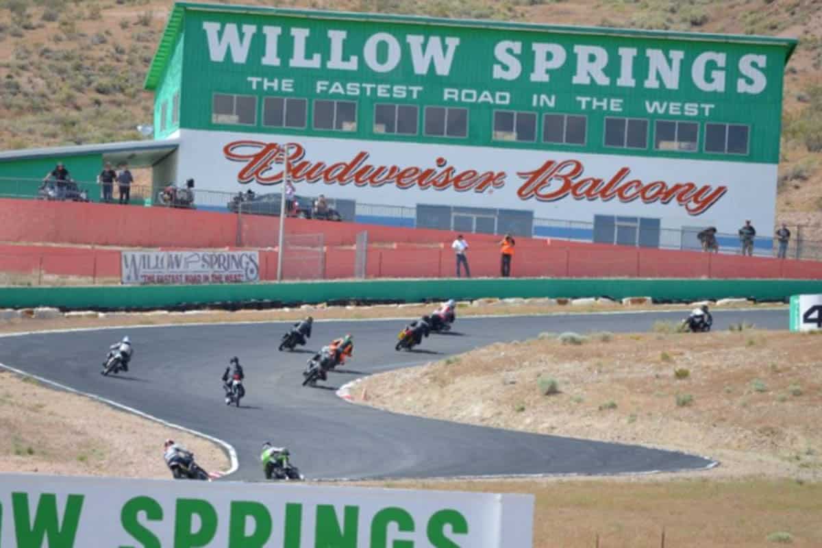 Racen op je eigen circuit? Legendarisch Willow Springs Raceway wacht op ...