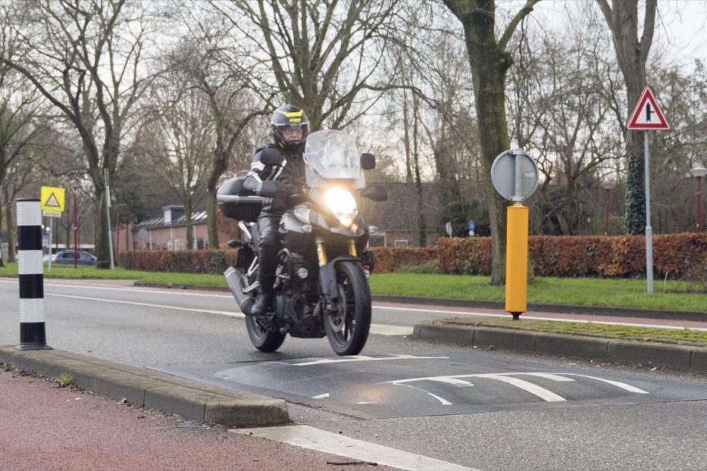 Motorrijder over verkeersdrempel