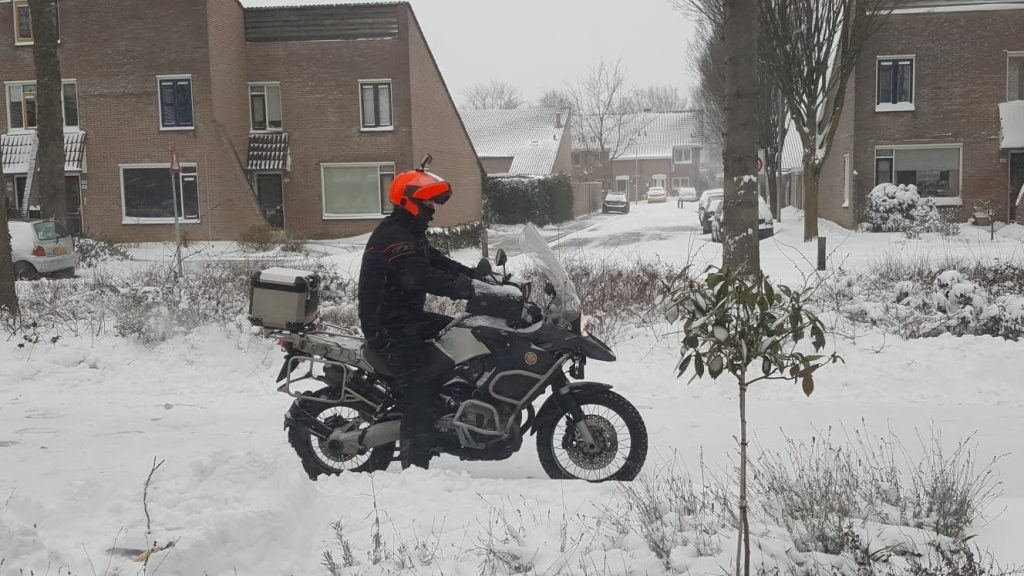 Motorrijder in de sneeuw